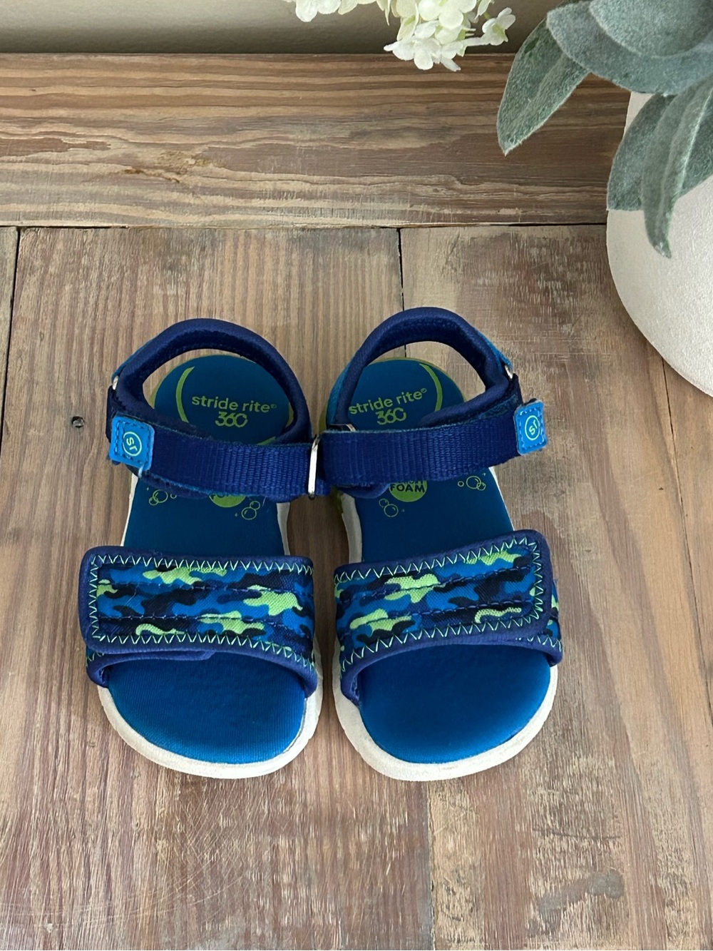 Stride Rite 360 Navy and Blue Camo Light Up Sandals